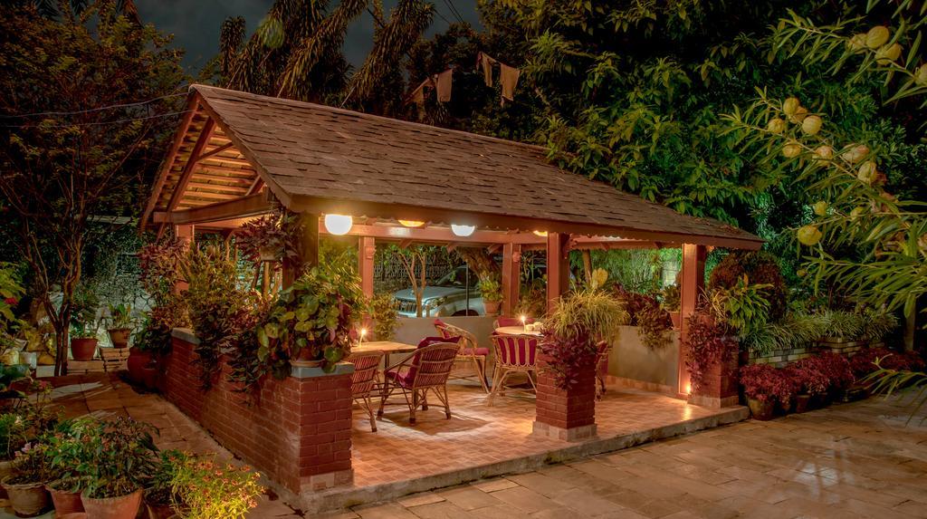 Hotel Silver Oaks Inn Pokhara Buitenkant foto